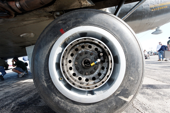 B-17 main landing gear wheel detail